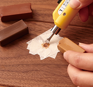 補修用パテを温めて傷部分に埋める。