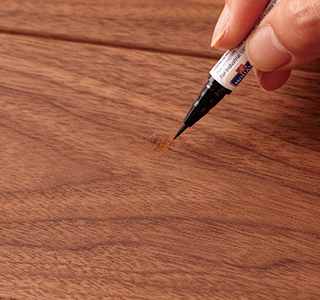 ブラッシュペンで木目柄を描く。