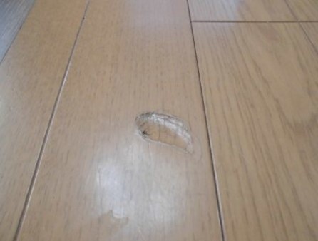 家具の重みによる部分的な凹み傷 フローリング総合研究所