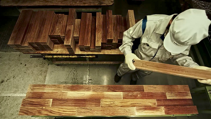 photo: 機械と職人技が融合する「木組み」