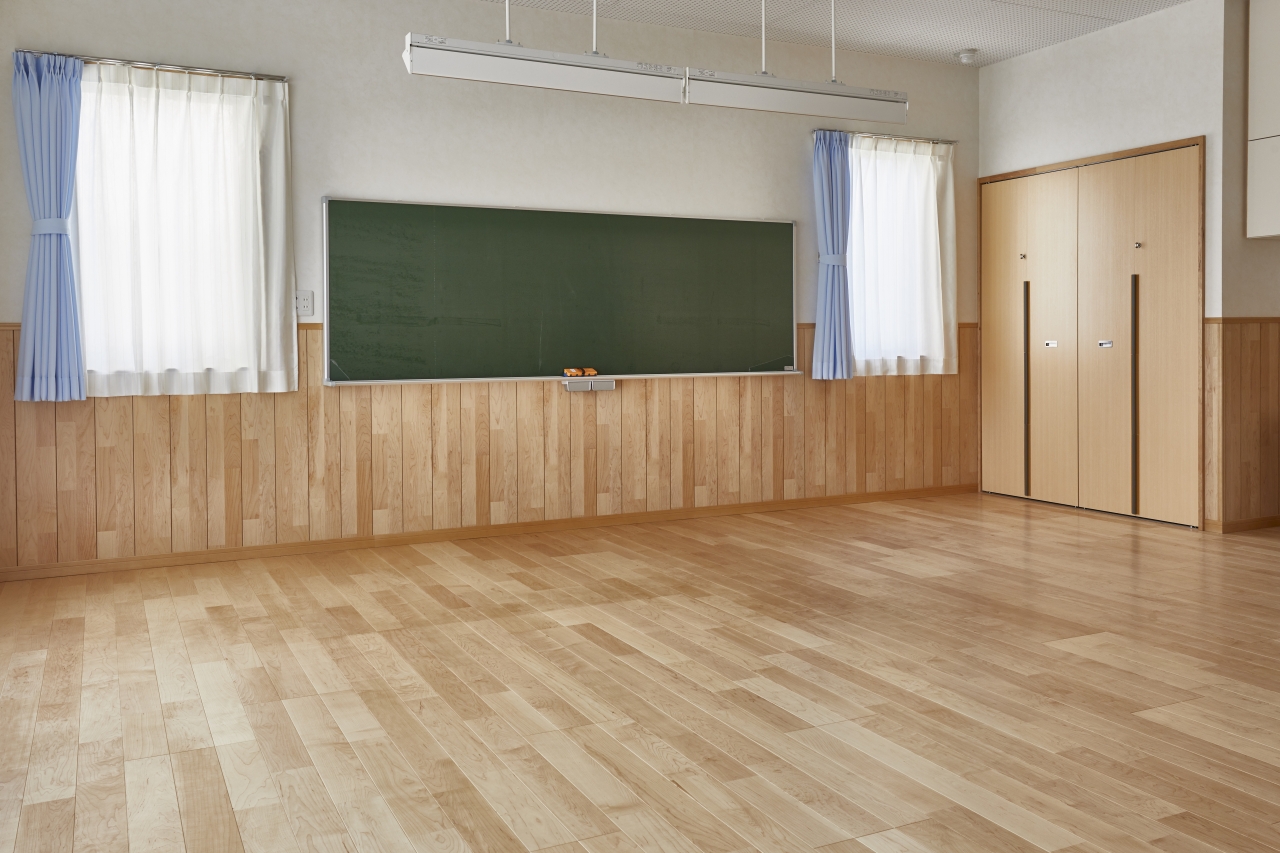 保育施設採用メッセージキッズ挽き板ハードメイプルのフローリング画像