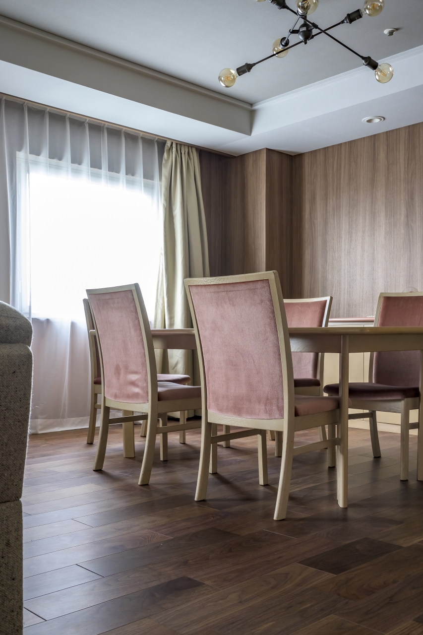 宿泊施設採用メッセージホテル突き板LL-45ブラックウォルナットのフローリング画像