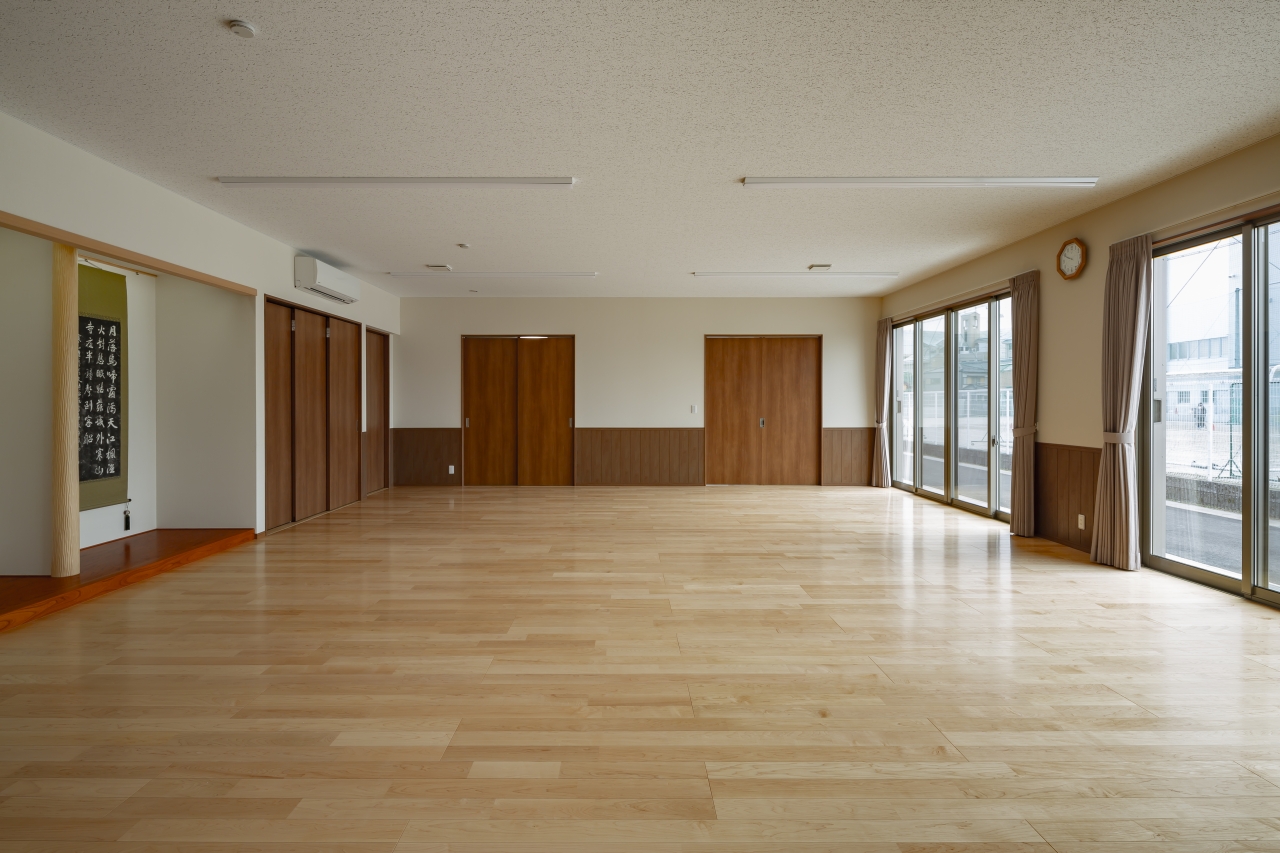 保育施設採用メッセージキッズ挽き板ハードメイプルのフローリング画像