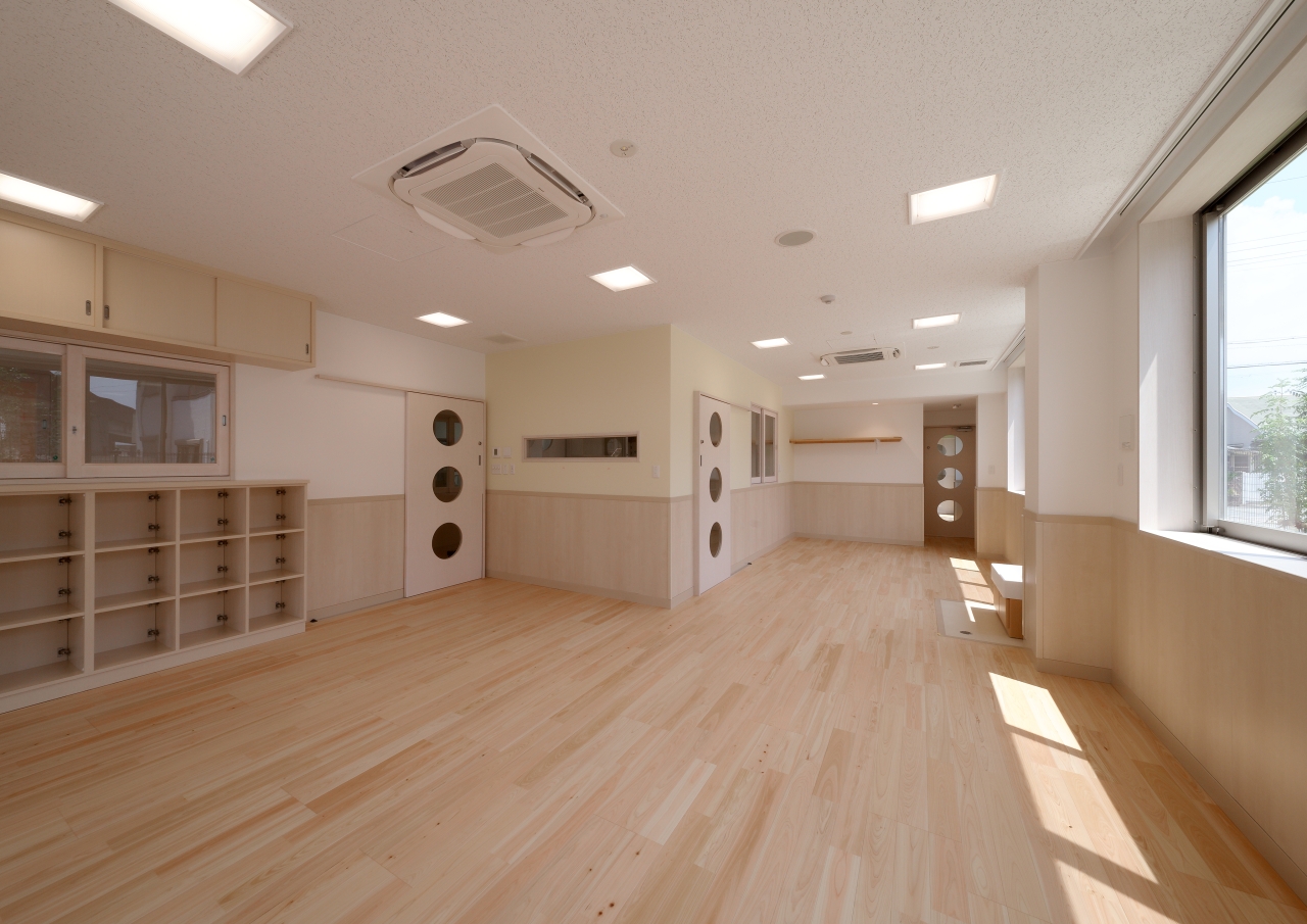 保育施設採用メッセージキッズ挽き板ヒノキのフローリング画像