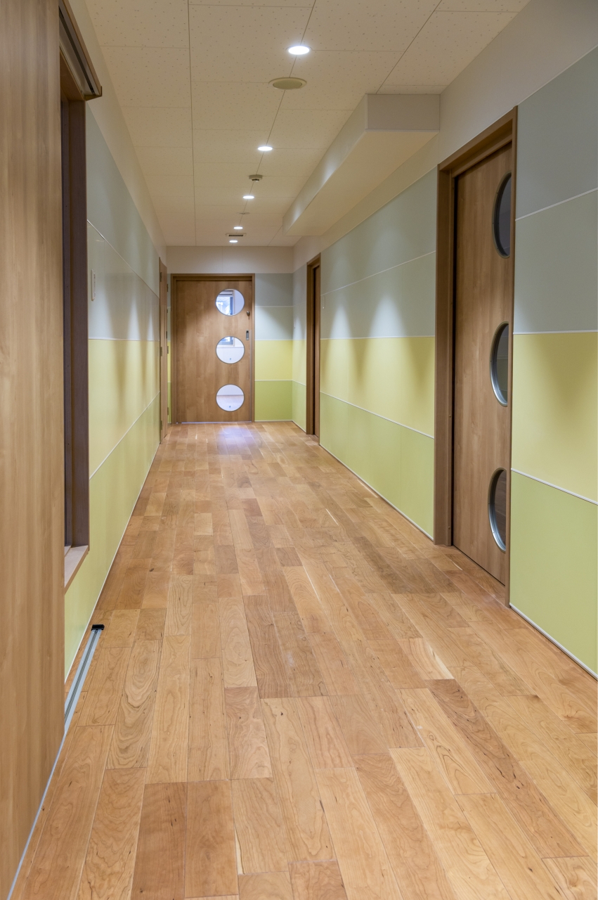 保育施設採用メッセージキッズ挽き板ブラックチェリーフローリング画像