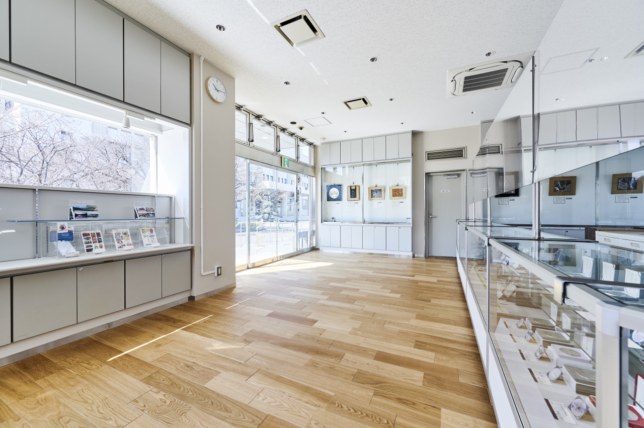 公共施設採用メッセージハード挽き板スタンダード無遮音オークのフローリング画像