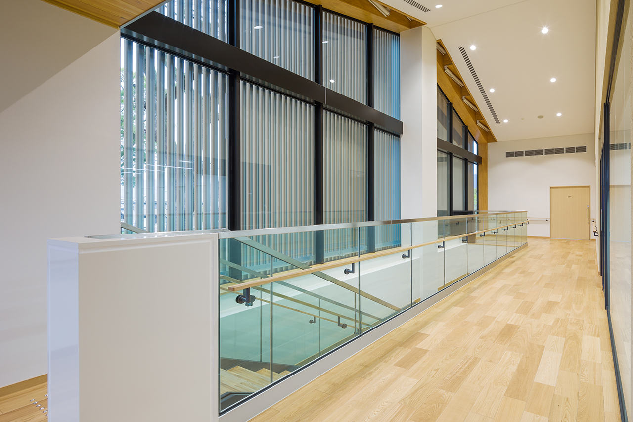 公共施設採用メッセージハード挽き板オークのフローリング画像