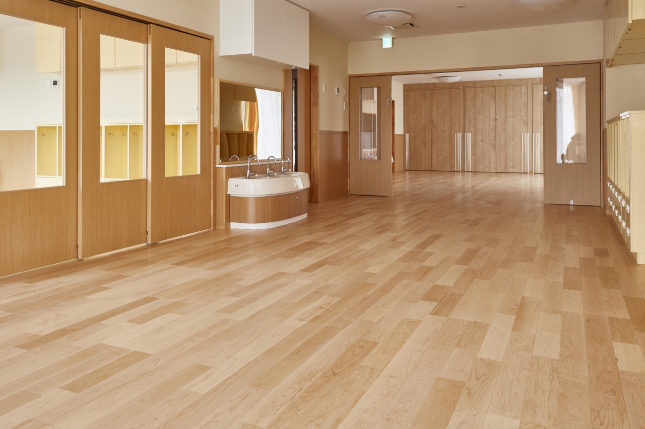 保育施設採用メッセージキッズ挽き板ハードメイプルのフローリング画像