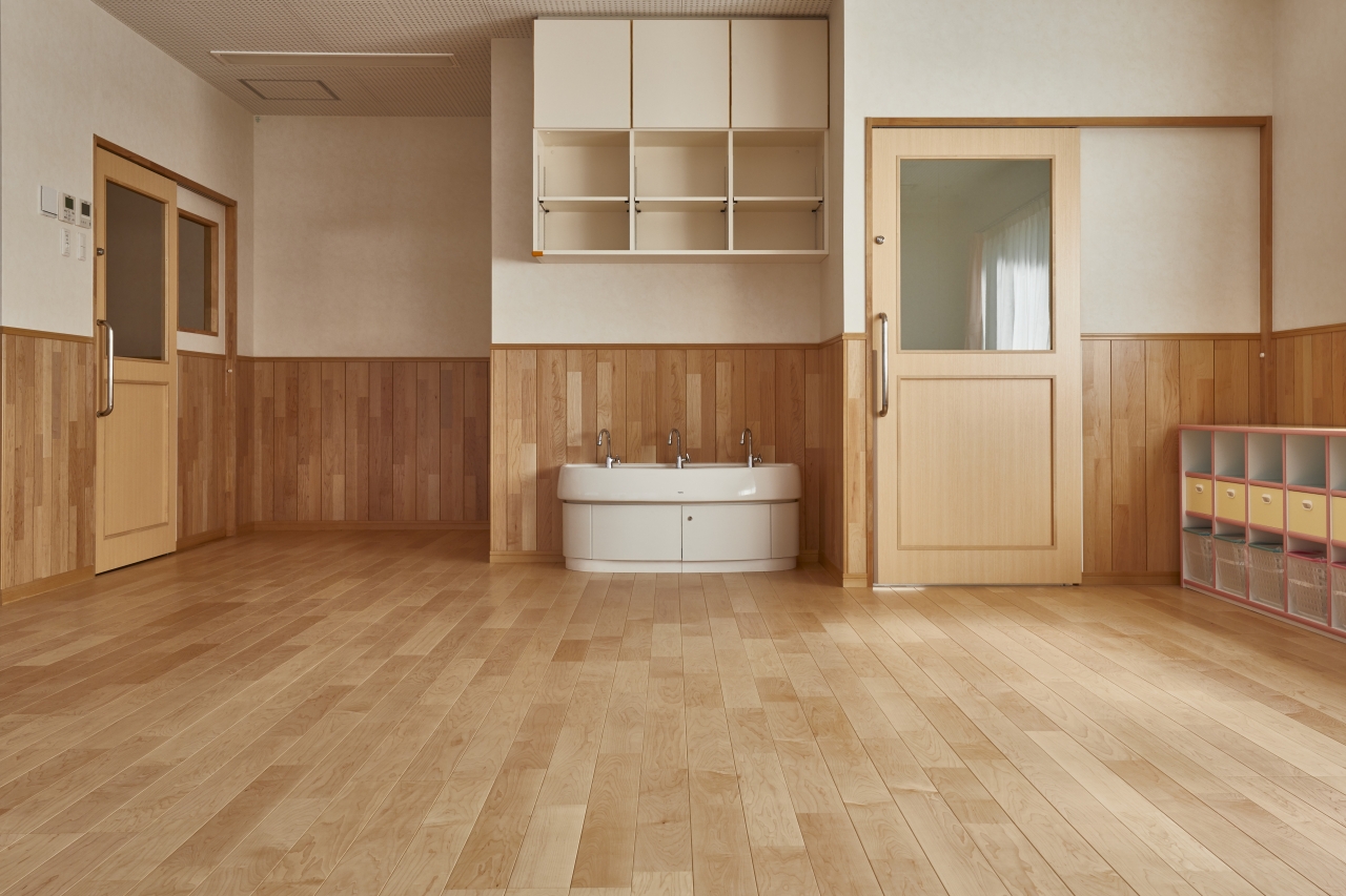 保育施設採用メッセージキッズ挽き板ハードメイプルのフローリング画像