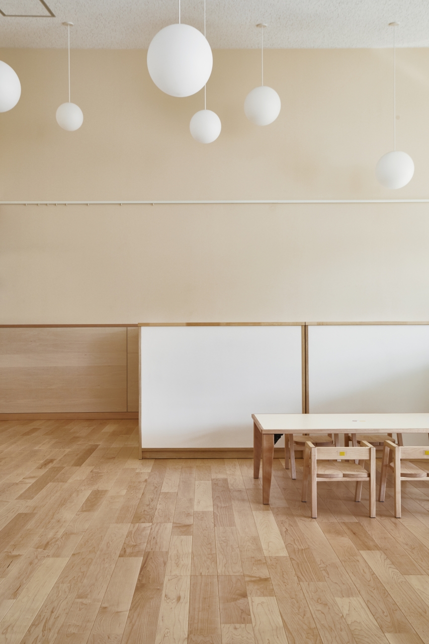 保育施設採用メッセージキッズ挽き板ハードメイプルのフローリング画像