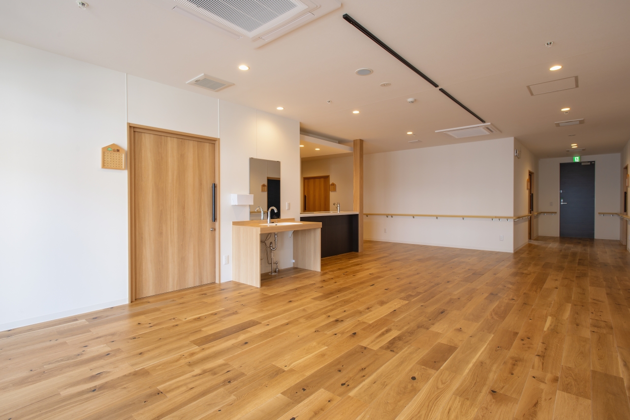 高齢者施設採用メッセージハード挽き板ラスティックボーダータイプオークのフローリング画像