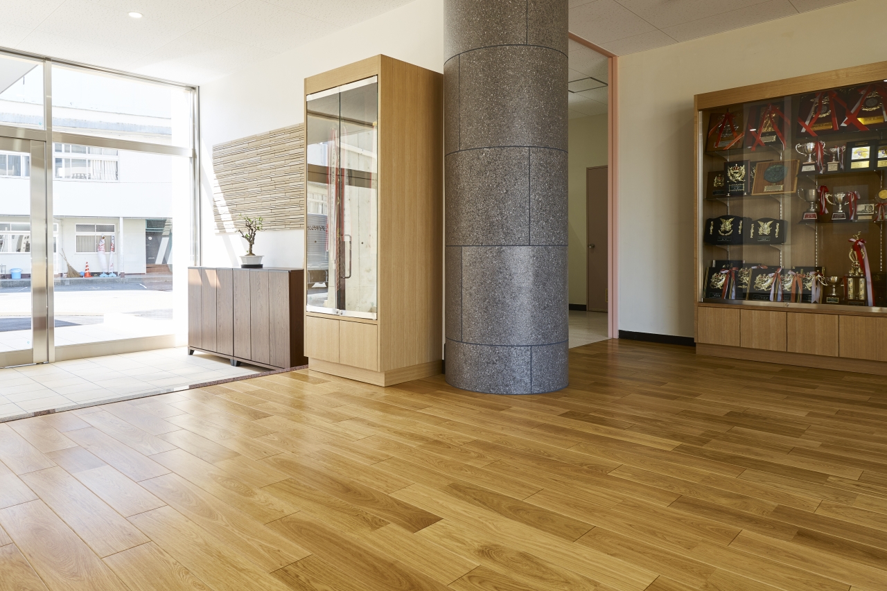 学校施設採用メッセージハード挽き板スタンダード無遮音オークのフローリング画像