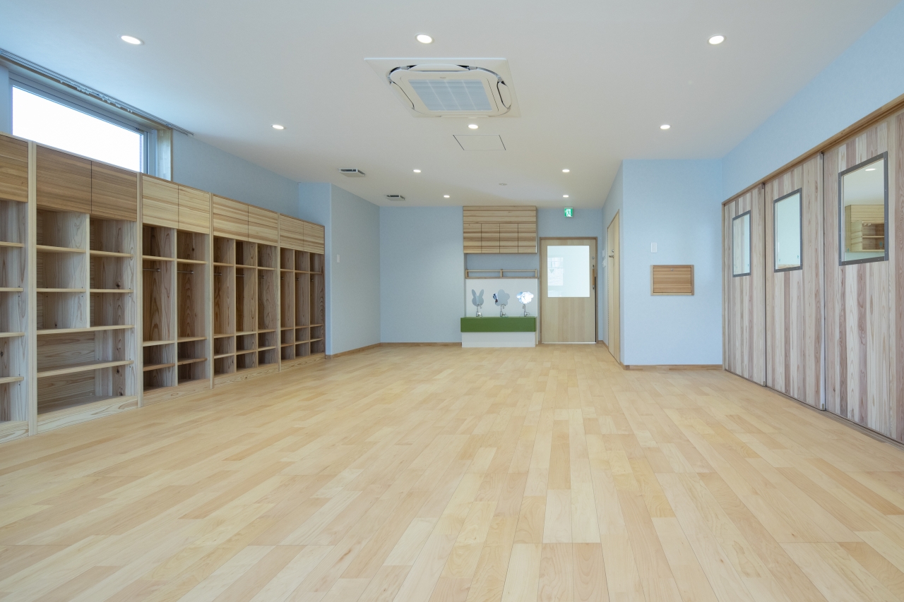 保育施設採用メッセージキッズ突き板ハードメイプルのフローリング画像