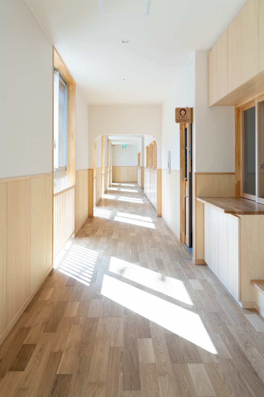 保育施設採用メッセージキッズ突き板オークのフローリング画像