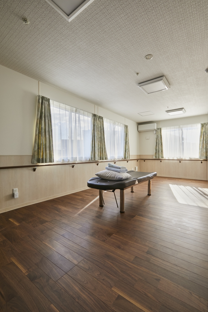 高齢者施設採用メッセージケア突き板ブラックウォルナットのフローリング画像