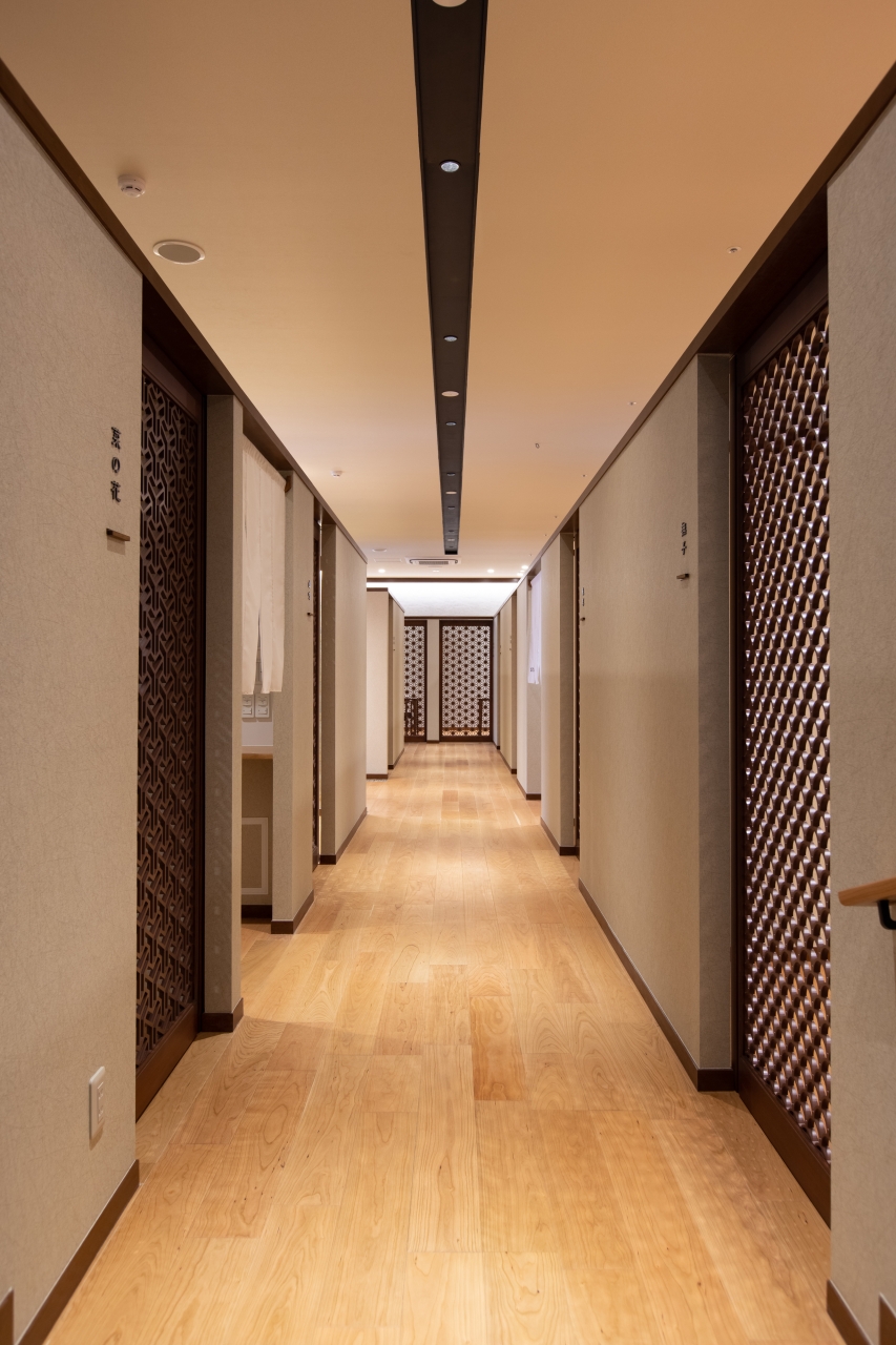 商業施設採用メッセージハード挽き板スタンダード1×6タイプブラックチェリーのフローリング画像