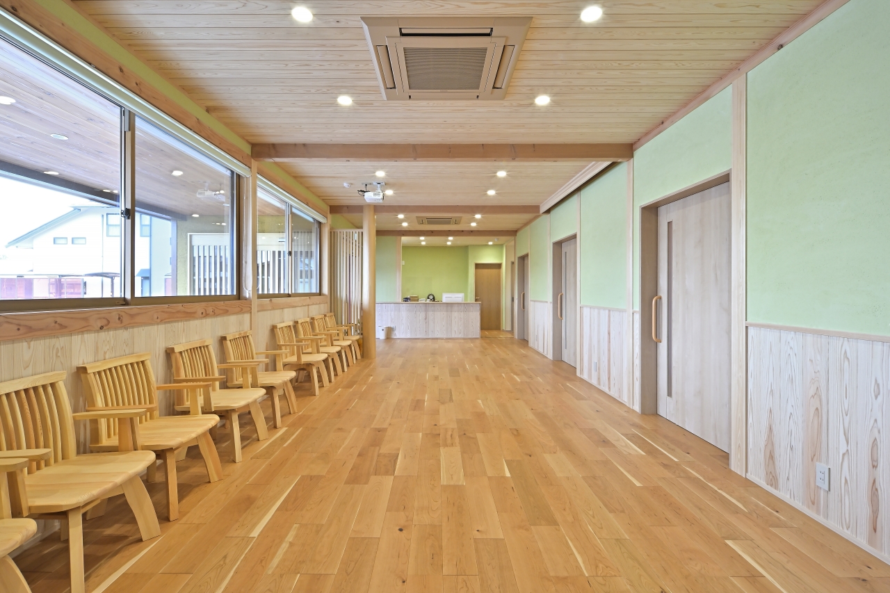 医療施設採用メッセージハード挽き板ラスティック無遮音ブラックチェリーのフローリング画像