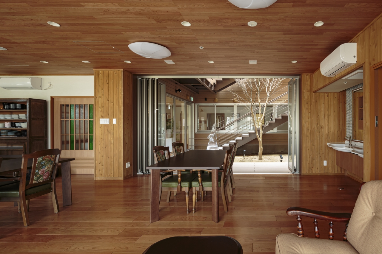 高齢者採用メッセージケア衝撃吸収フローリング スマートセーフティ挽き板ブラックチェリーのフローリング画像とthewallブラックチェリー突き板Rタイプ150ピッチの壁材画像