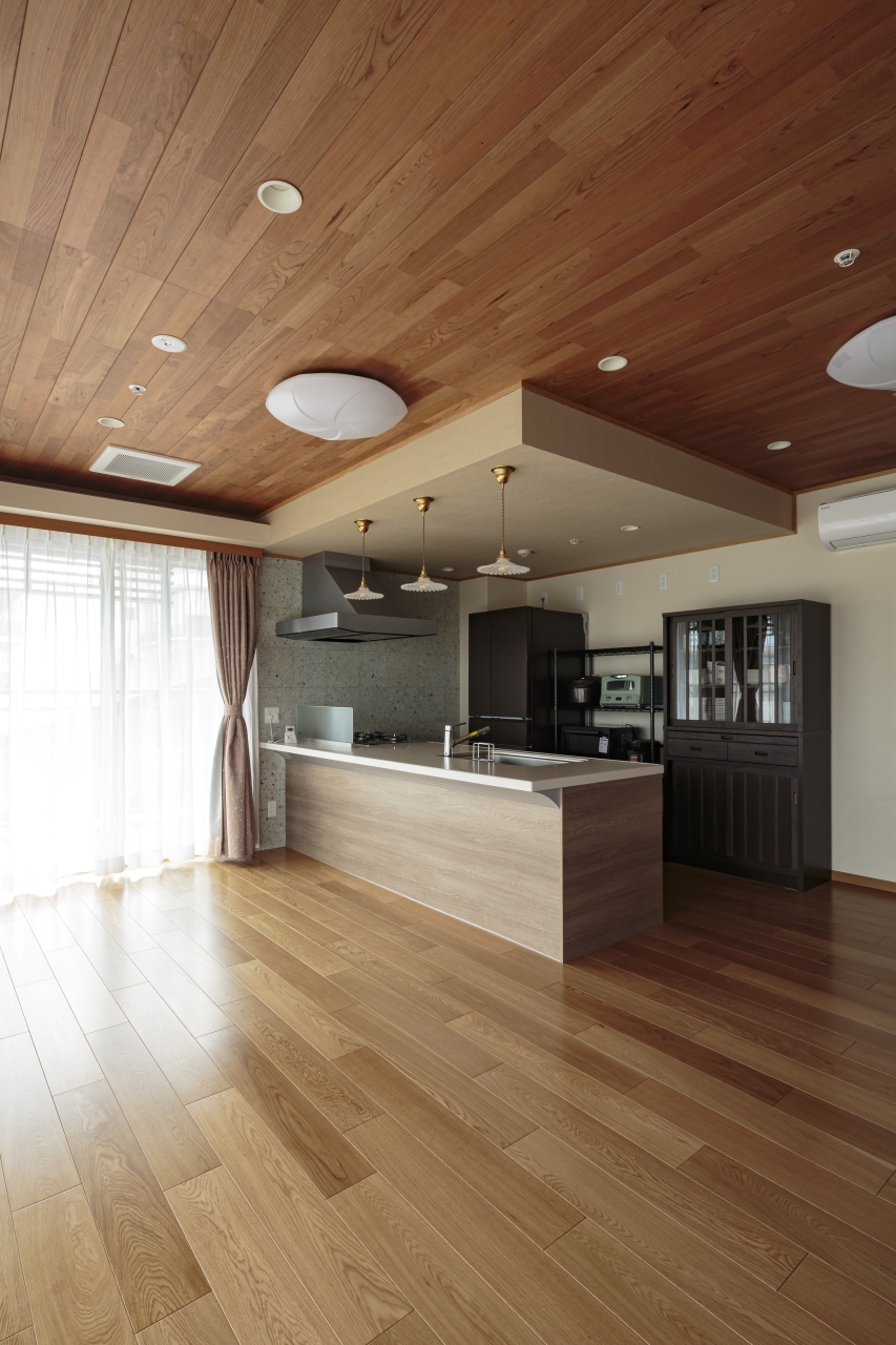 高齢者施設採用メッセージケア衝撃吸収フローリングスマートセーフティ挽きオークのフロ画像ーリング画像とthewallブラックチェリー突き板 Rタイプ150ピッチの天井材画像