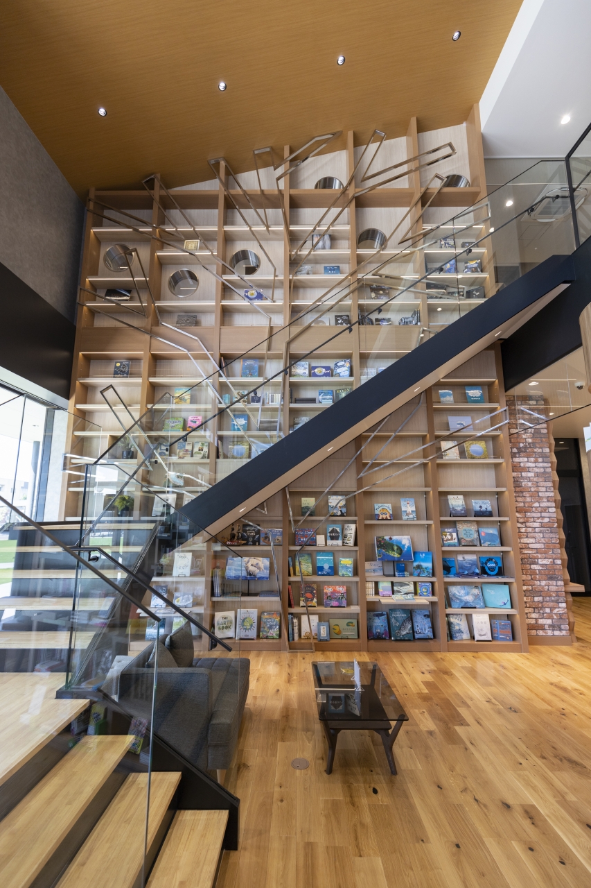 公共施設採用メッセージハード挽き板ラスティックボーダータイプオークのフローリング画像