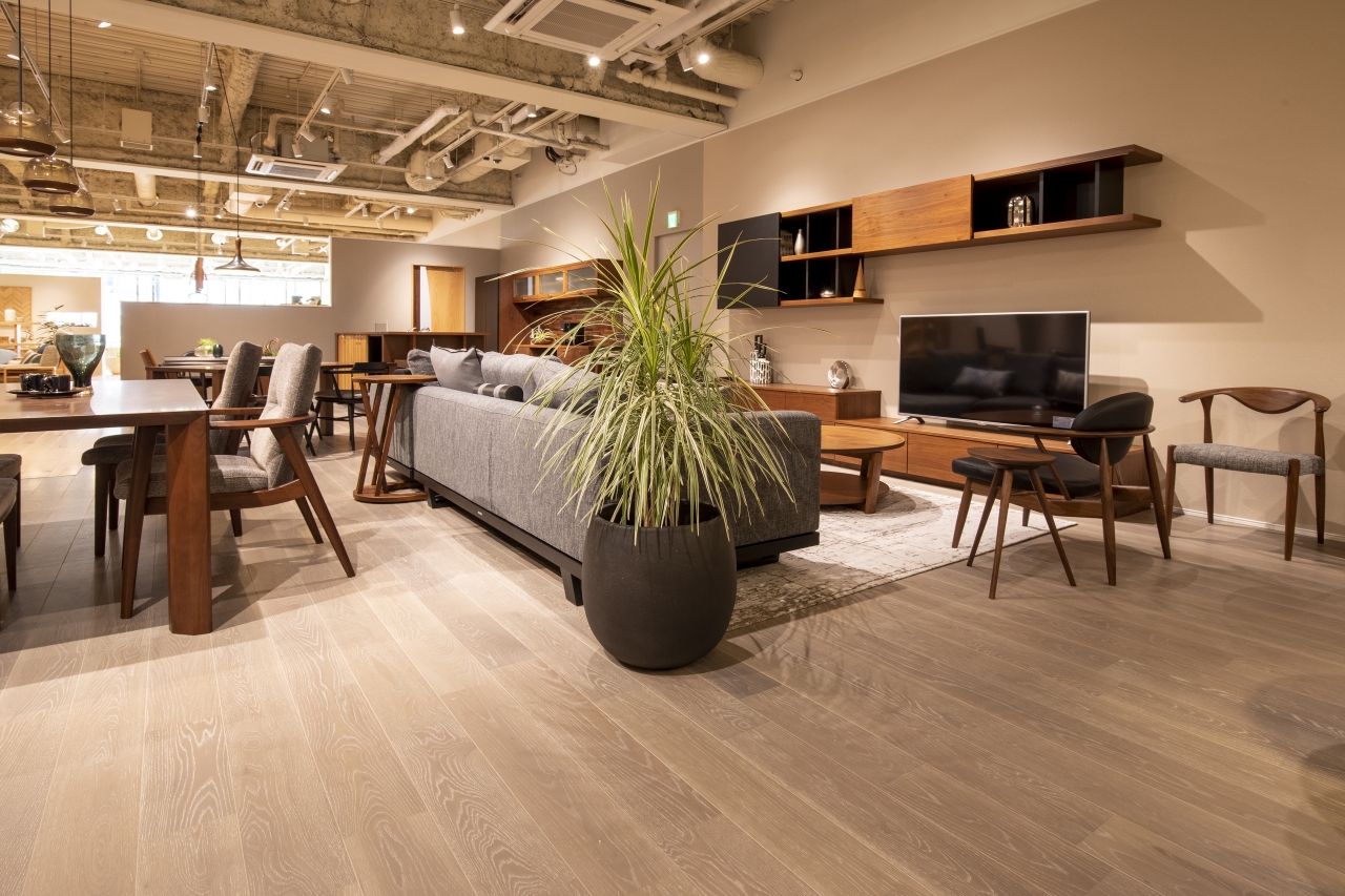 商業施設採用メッセージハード挽き板ライムウォッシュド加工 ボーダータイプオーク-グレーのフローリング画像