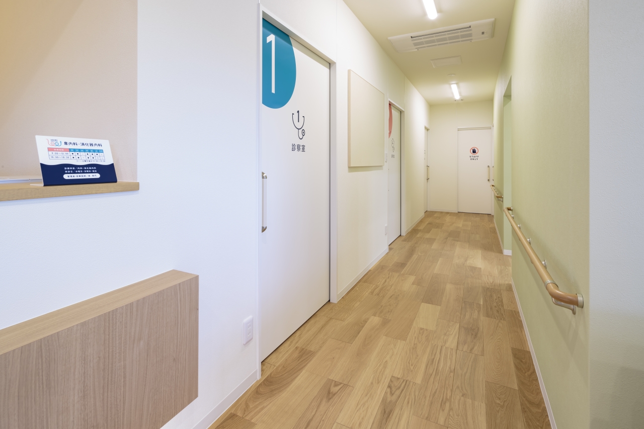 医療施設採用メッセージハード挽き板スタンダード1×6タイプオークのフローリング画像