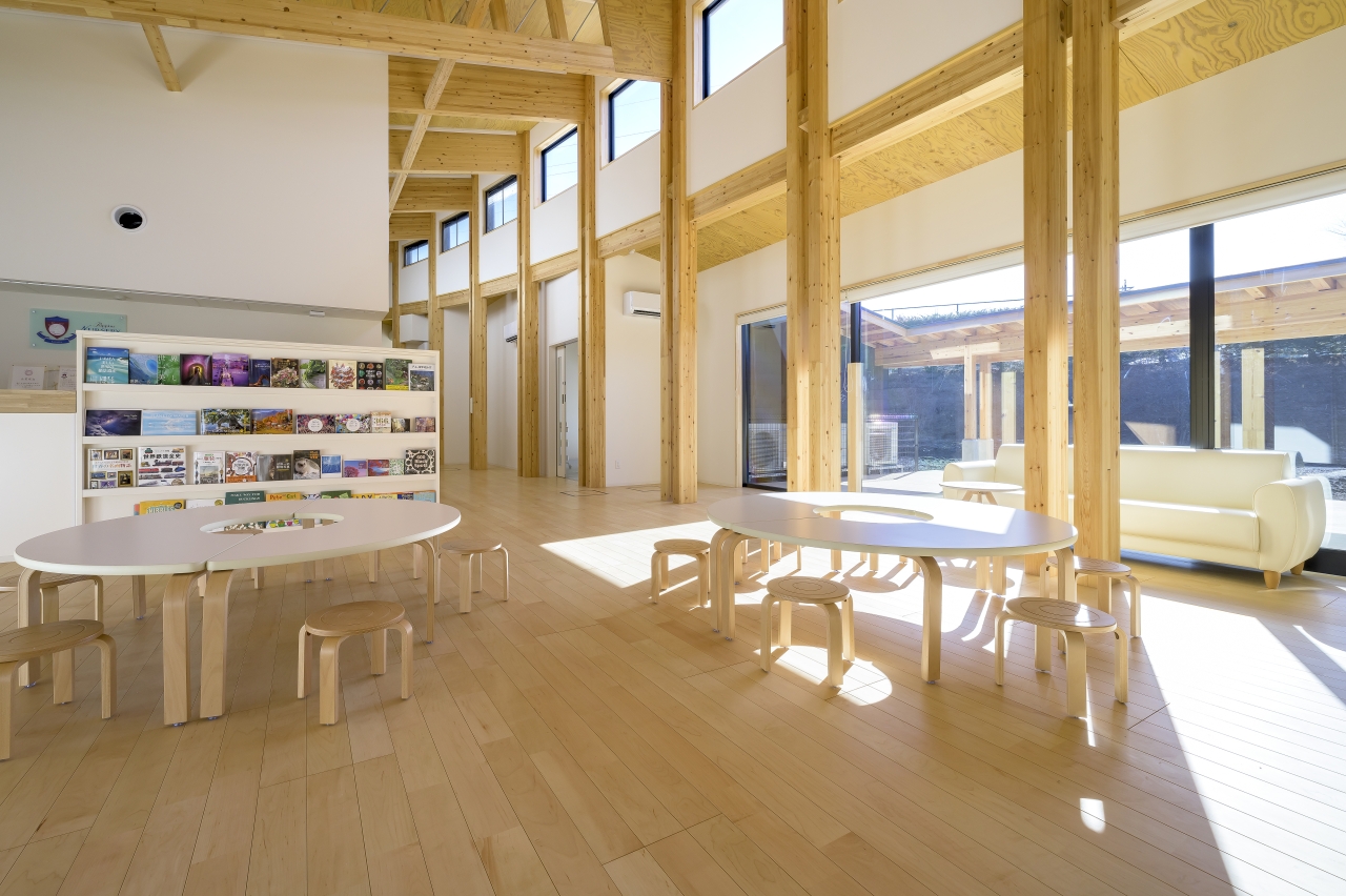 保育施設採用メッセージキッズ突き板ハードメイプルのフローリング画像