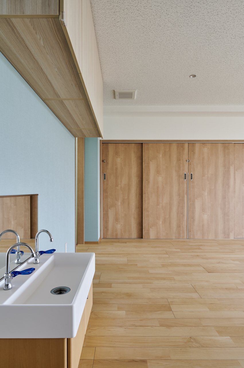 保育施設採用メッセージキッズ突き板ハードメイプルのフローリング画像