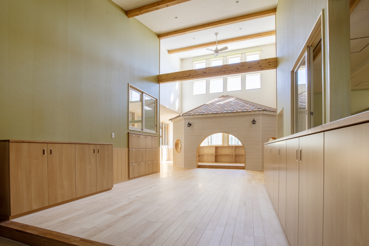 保育施設採用メッセージキッズ挽き板ハードメイプルのフローリング画像