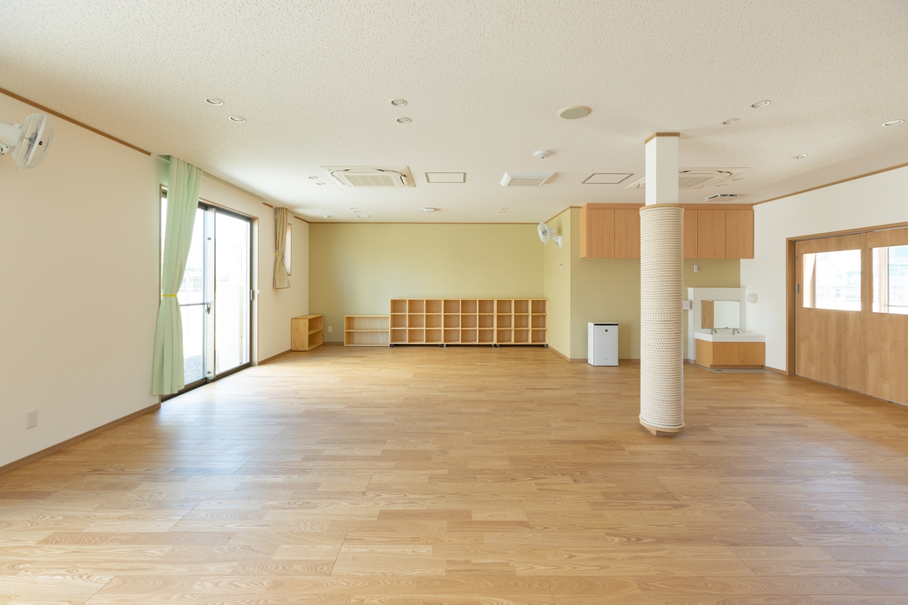 保育施設採用メッセージキッズ突き板アッシュのフローリング画像