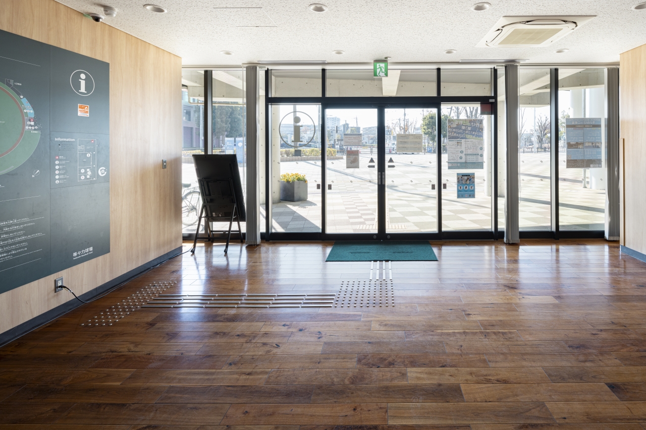 公共施設採用メッセージハード挽き板ラスティック無遮音ブラックウォルナットのフローリング画像