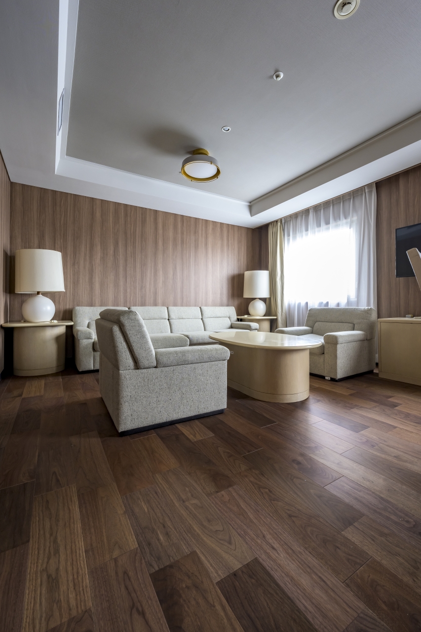 宿泊施設採用メッセージホテル突き板LL-45ブラックウォルナットのフローリング画像