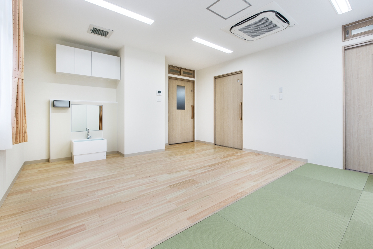 保育施設採用メッセージキッズ挽き板ヒノキのフローリング画像