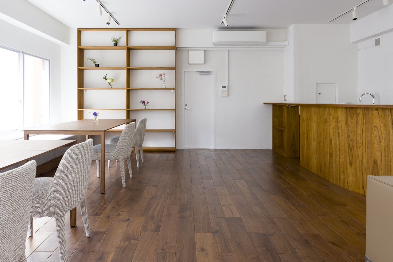 オフィス採用メッセージハード挽き板ラスティック・ブラックウォルナットのフローリング画像