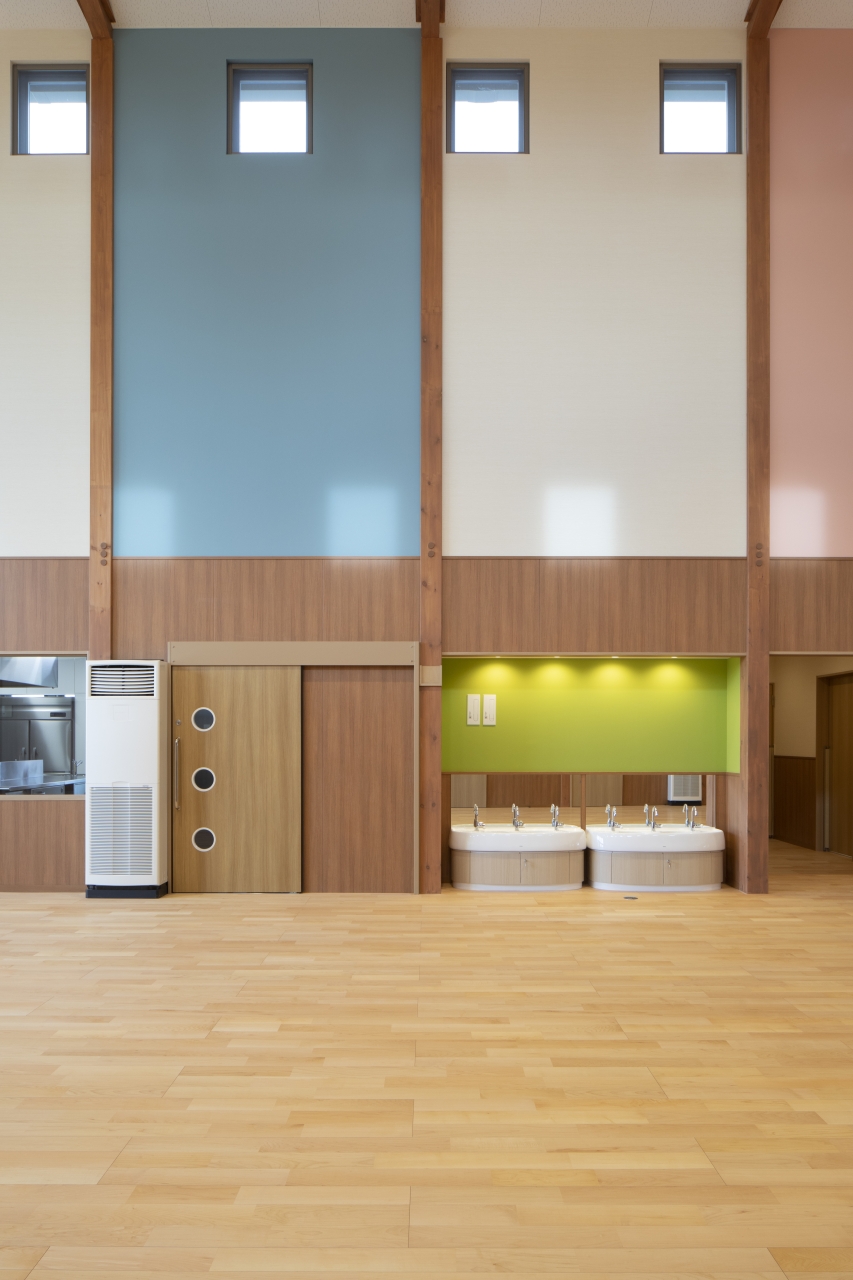 保育施設採用メッセージキッズ突き板ハードメイプルのフローリング画像