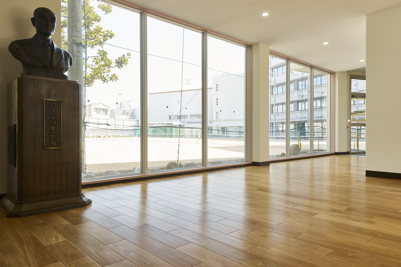 学校施設採用メッセージハード挽き板スタンダード無遮音オークのフローリング画像