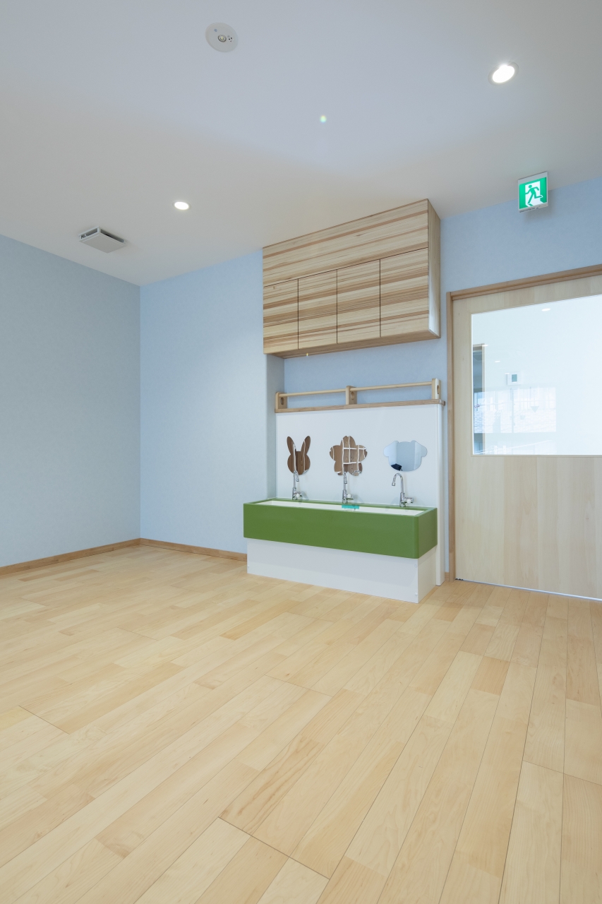 保育施設採用メッセージキッズ突き板ハードメイプルのフローリング画像