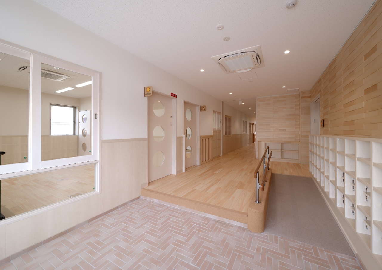 保育施設採用メッセージキッズ挽き板ヒノキのフローリング画像