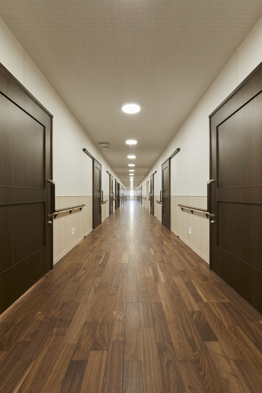 高齢者施設採用メッセージケア突き板ブラックウォルナットのフローリング画像