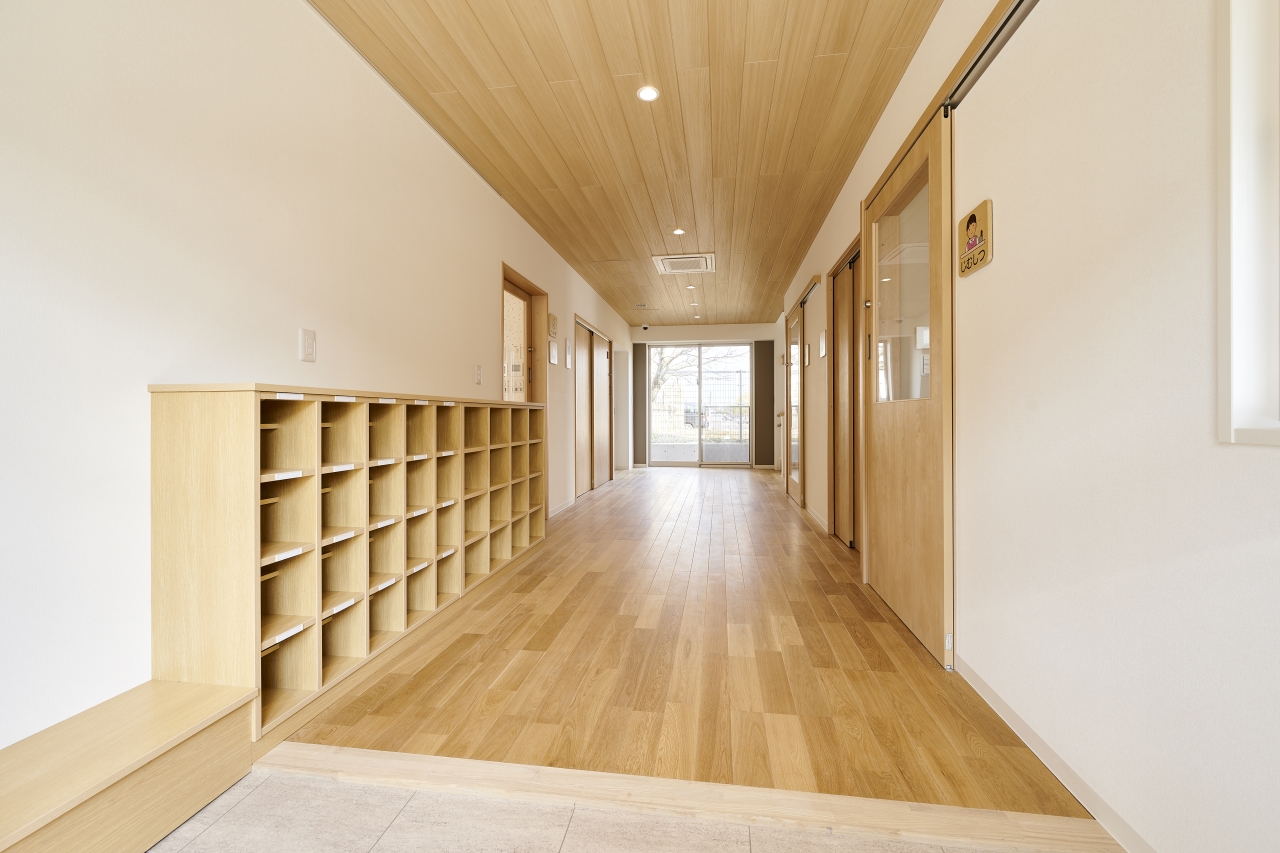 保育施設採用メッセージキッズ突き板オークのフローリング画像