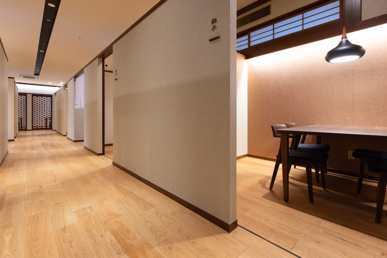 商業施設採用メッセージハード挽き板スタンダード1×6タイプブラックチェリーのフローリング画像