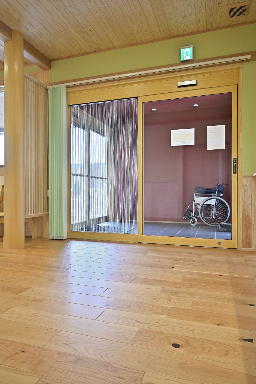 医療施設採用メッセージハード挽き板ラスティック無遮音ブラックチェリーのフローリング画像