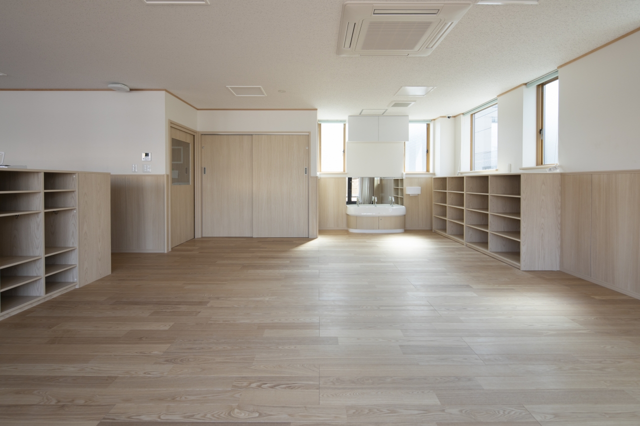 保育施設採用メッセージキッズ挽き板アッシュのフローリング画像