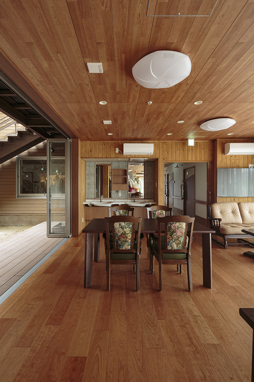 高齢者採用メッセージケア衝撃吸収フローリング スマートセーフティ挽き板ブラックチェリーのフローリング画像とthewallブラックチェリー突き板Rタイプ150ピッチの壁材画像