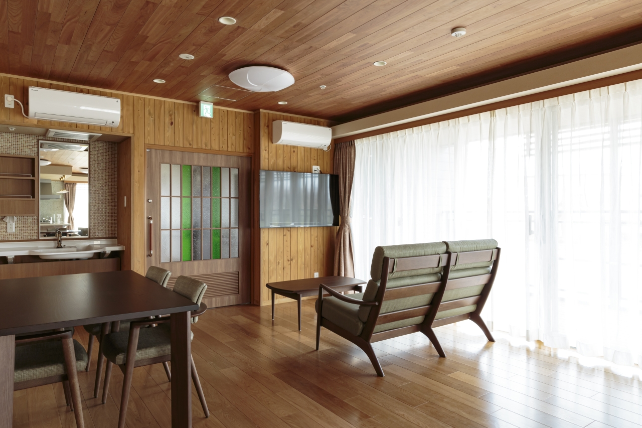 高齢者施設採用メッセージケア衝撃吸収フローリングスマートセーフティ挽きオークのフロ画像ーリング画像とthewallブラックチェリー突き板 Rタイプ150ピッチの天井材画像