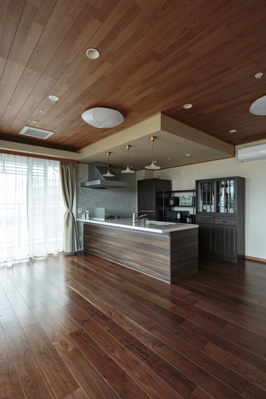 高齢者施設採用メッセージケア衝撃吸収フローリングスマートセーフティ挽き板ブラックウォルナット のフローリング画像とthe wallブラックチェリー突き板Rタイプの壁材画像