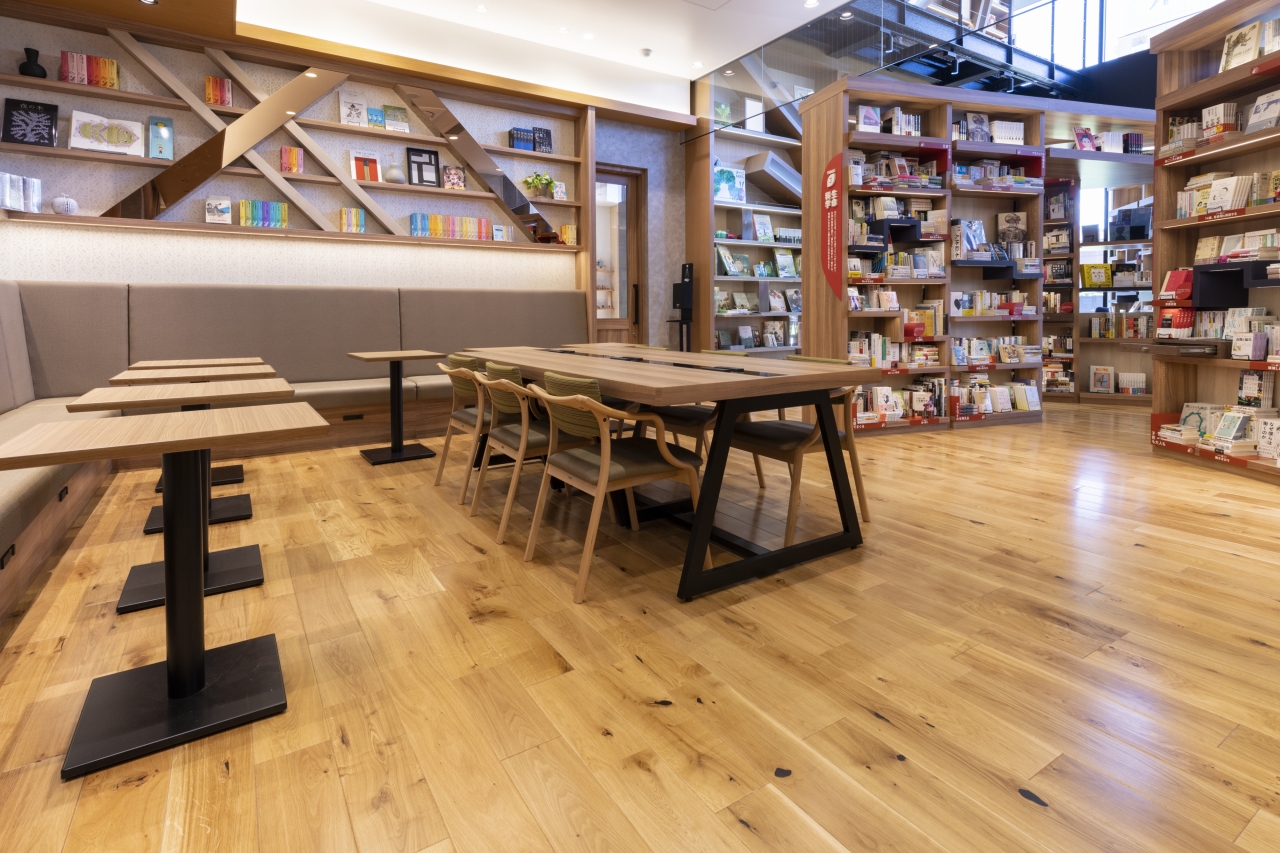 公共施設採用メッセージハード挽き板ラスティックボーダータイプオークのフローリング画像