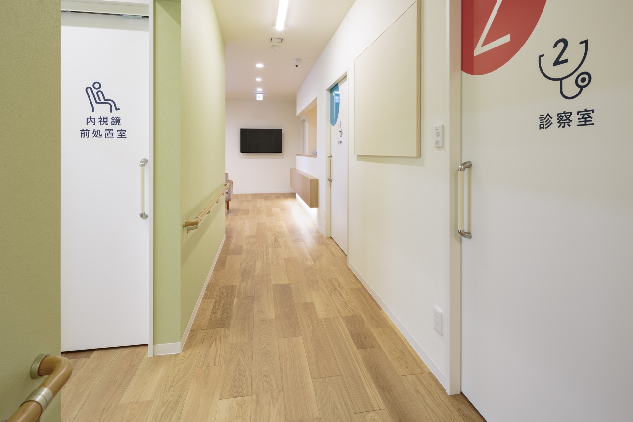 医療施設採用メッセージハード挽き板スタンダード1×6タイプオークのフローリング画像