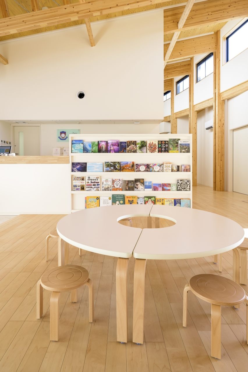 保育施設採用メッセージキッズ突き板ハードメイプルのフローリング画像