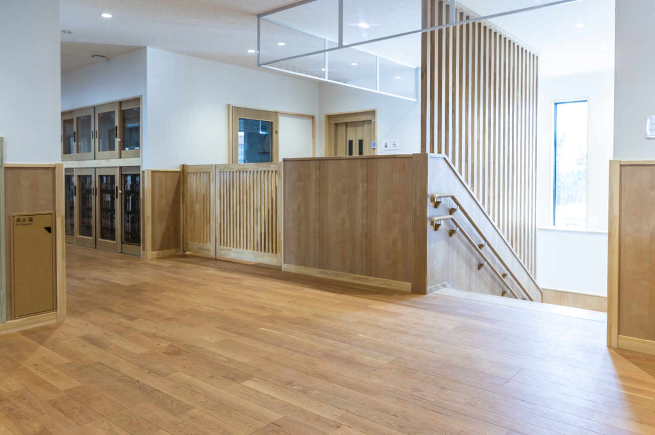 保育施設採用メッセージキッズ挽き板ブラックチェリーのフローリング画像